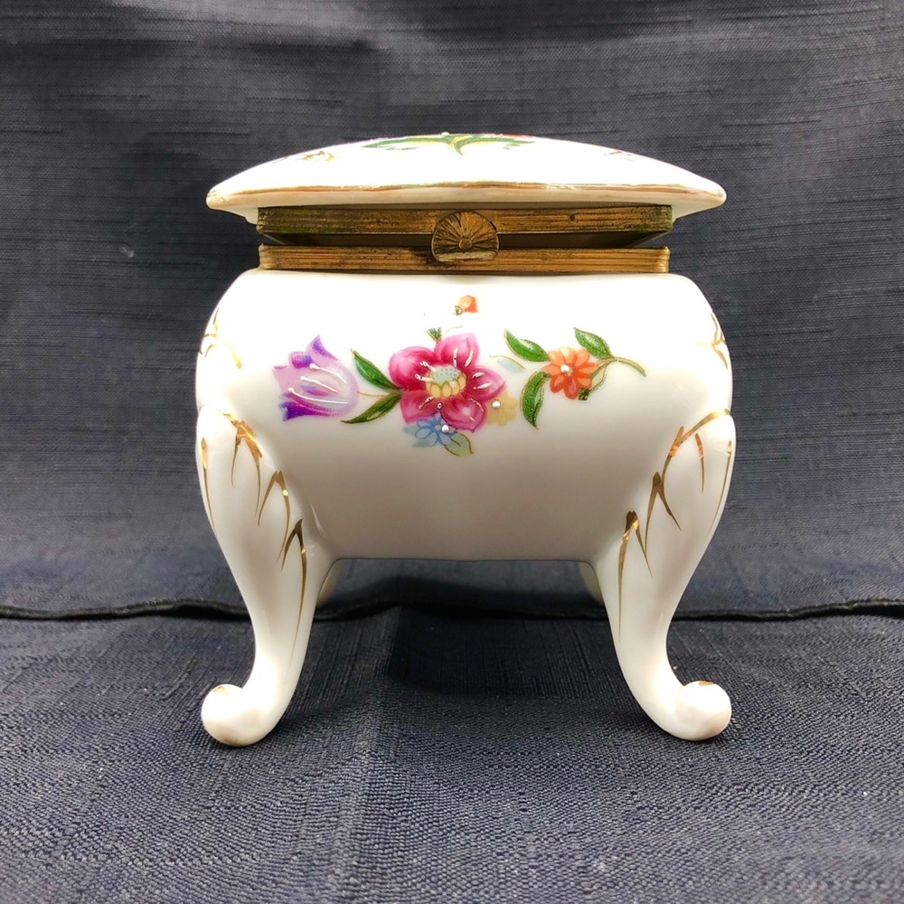 Napco ware Hinged box with Legs Porcelain 4” tall
